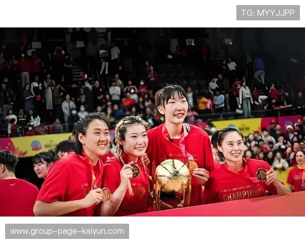 女篮主将一挑三完成高难度上篮