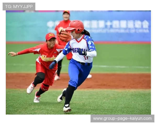 垒球队练习跑垒战术，整体推进速度明显加快