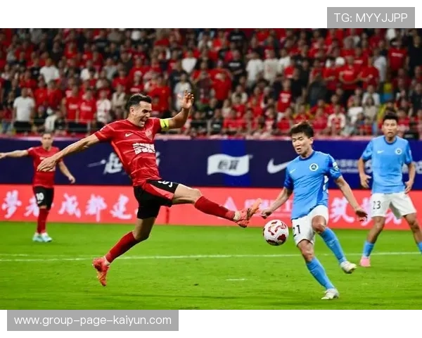 成都蓉城帅惟浩连续过人撕开中路的诱惑：城中绿茵新潮流引爆观赛热情