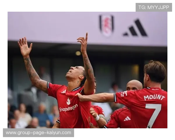 曼联的锋线组合逐渐磨合，期望能在大赛中创造奇迹，曼联支点中锋