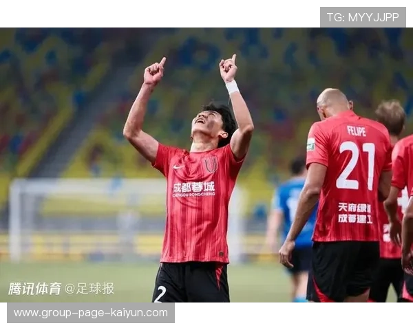 成都蓉城主场七万人齐唱队歌，点燃城中足球热情的伟大时刻