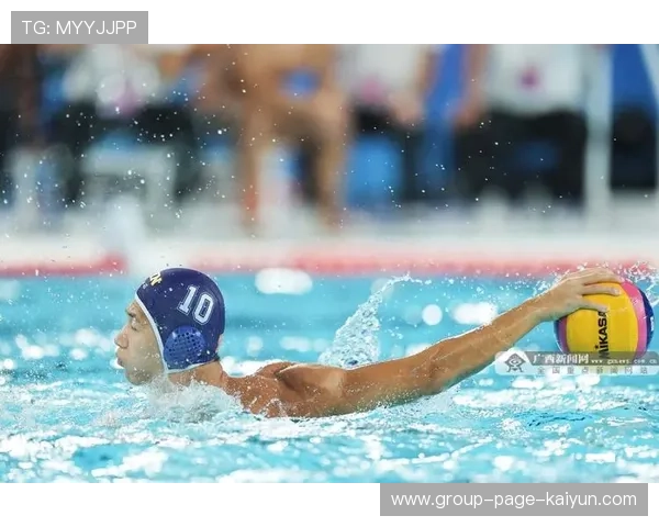 水球选手持球起跳爆发力极强