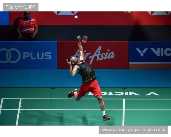 羽毛球大力杀球震撼全场：竞技激情的极致瞬间